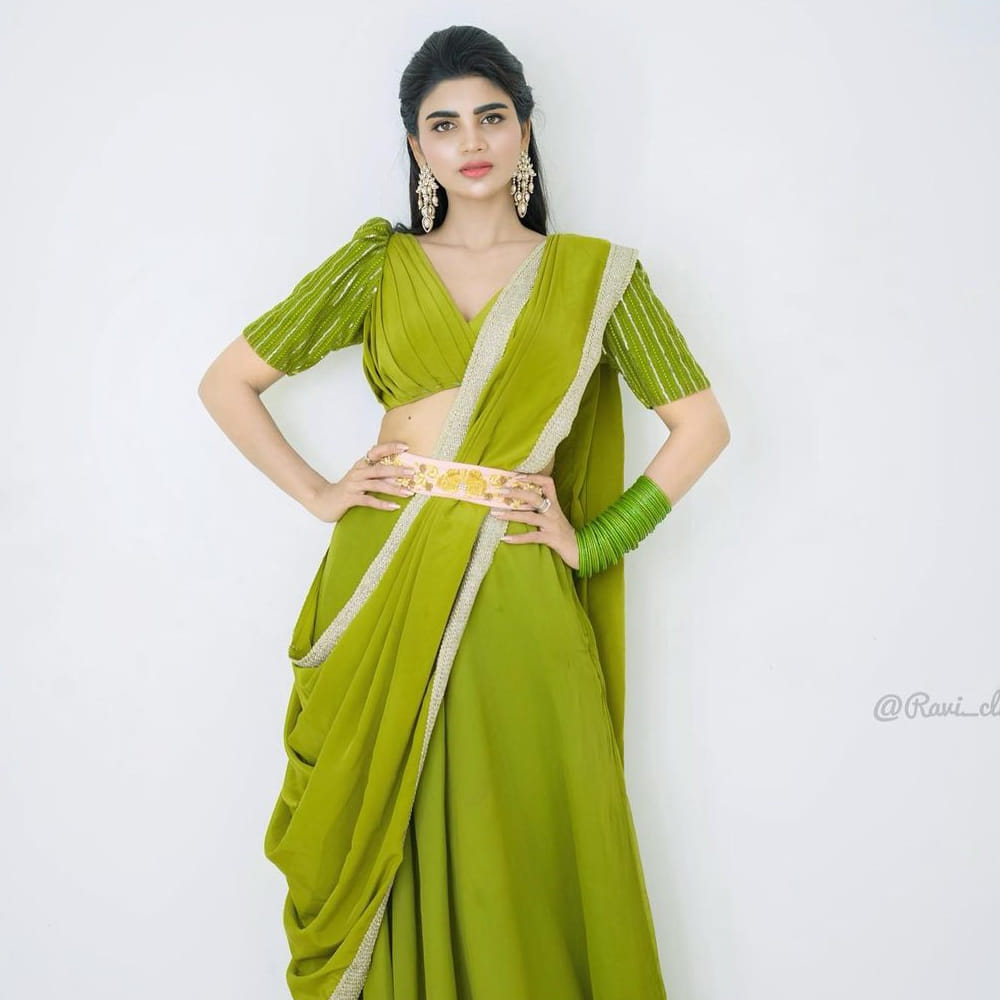 ఈ మధ్య జబర్దస్త్ లోకి వచ్చి బాగా ఫేమస్ అయింది వర్ష.. అంతకుముందు కొన్ని సీరియల్స్ లో నటించిన వర్షకి పెద్దగా పాపులర్ కాలేదు.. అయితే ఎప్పుడైతే జబర్దస్త్ లోకి ఎంట్రీ ఇచ్చిందో అప్పుటి నుంచి ఈ అమ్మడు క్రేజ్ అమాంతం పెరిగిపోయింది.