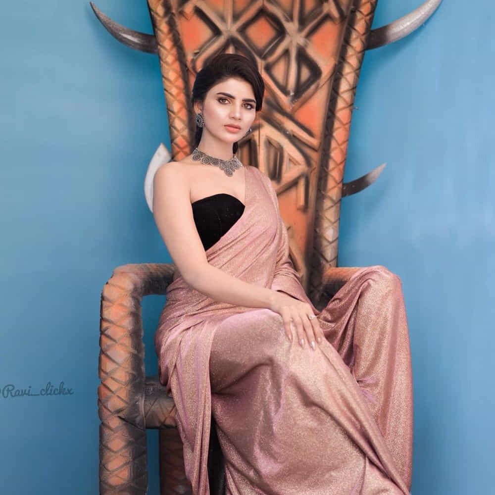ఈ మధ్య జబర్దస్త్ లోకి వచ్చి బాగా ఫేమస్ అయింది వర్ష.. అంతకుముందు కొన్ని సీరియల్స్ లో నటించిన వర్షకి పెద్దగా పాపులర్ కాలేదు.. అయితే ఎప్పుడైతే జబర్దస్త్ లోకి ఎంట్రీ ఇచ్చిందో అప్పుటి నుంచి ఈ అమ్మడు క్రేజ్ అమాంతం పెరిగిపోయింది. సోషల్ మీడియాలో యాక్టివ్ గా ఉంటున్న ఈ భామ ఎప్పటికప్పుడు తన హాట్ ఫోటో షూట్ లు సోషల్ మీడియాలో షేర్ చేస్తూ వస్తోంది.