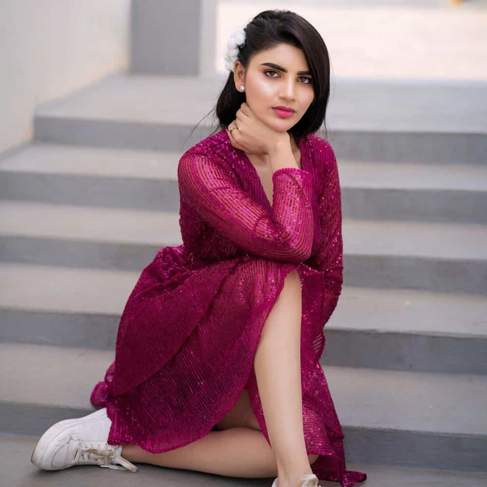 ఈ మధ్య జబర్దస్త్ లోకి వచ్చి బాగా ఫేమస్ అయింది వర్ష.. అంతకుముందు కొన్ని సీరియల్స్ లో నటించిన వర్షకి పెద్దగా పాపులర్ కాలేదు.. అయితే ఎప్పుడైతే జబర్దస్త్ లోకి ఎంట్రీ ఇచ్చిందో అప్పుటి నుంచి ఈ అమ్మడు క్రేజ్ అమాంతం పెరిగిపోయింది.