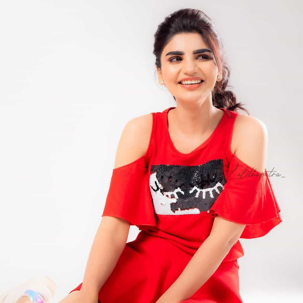 ఈ మధ్య జబర్దస్త్ లోకి వచ్చి బాగా ఫేమస్ అయింది వర్ష.. అంతకుముందు కొన్ని సీరియల్స్ లో నటించిన వర్షకి పెద్దగా పాపులర్ కాలేదు.. అయితే ఎప్పుడైతే జబర్దస్త్ లోకి ఎంట్రీ ఇచ్చిందో అప్పుటి నుంచి ఈ అమ్మడు క్రేజ్ అమాంతం పెరిగిపోయింది.