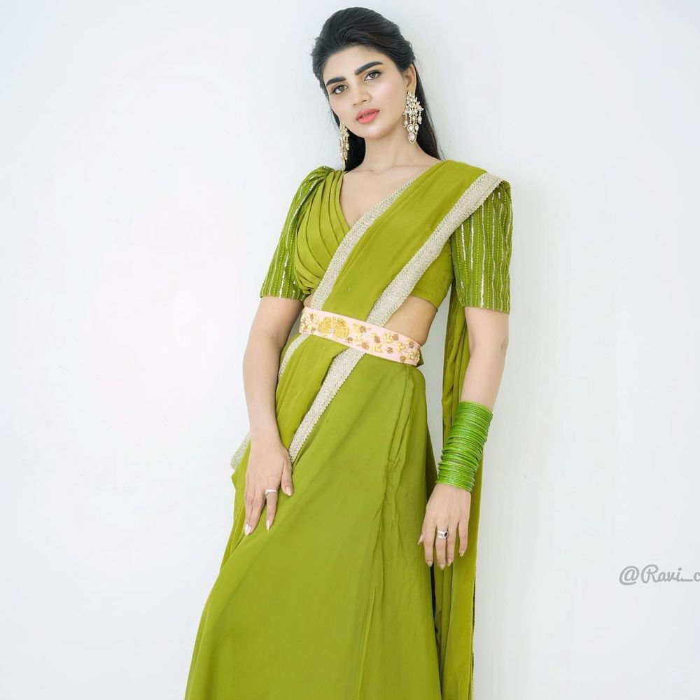 ఈ మధ్య జబర్దస్త్ లోకి వచ్చి బాగా ఫేమస్ అయింది వర్ష.. అంతకుముందు కొన్ని సీరియల్స్ లో నటించిన వర్షకి పెద్దగా పాపులర్ కాలేదు.. అయితే ఎప్పుడైతే జబర్దస్త్ లోకి ఎంట్రీ ఇచ్చిందో అప్పుటి నుంచి ఈ అమ్మడు క్రేజ్ అమాంతం పెరిగిపోయింది.