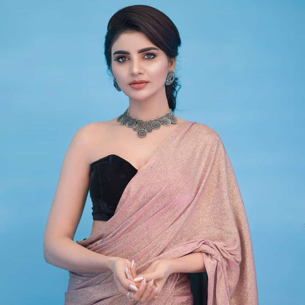 ఈ మధ్య జబర్దస్త్ లోకి వచ్చి బాగా ఫేమస్ అయింది వర్ష.. అంతకుముందు కొన్ని సీరియల్స్ లో నటించిన వర్షకి పెద్దగా పాపులర్ కాలేదు.. అయితే ఎప్పుడైతే జబర్దస్త్ లోకి ఎంట్రీ ఇచ్చిందో అప్పుటి నుంచి ఈ అమ్మడు క్రేజ్ అమాంతం పెరిగిపోయింది. సోషల్ మీడియాలో యాక్టివ్ గా ఉంటున్న ఈ భామ ఎప్పటికప్పుడు తన హాట్ ఫోటో షూట్ లు సోషల్ మీడియాలో షేర్ చేస్తూ వస్తోంది.