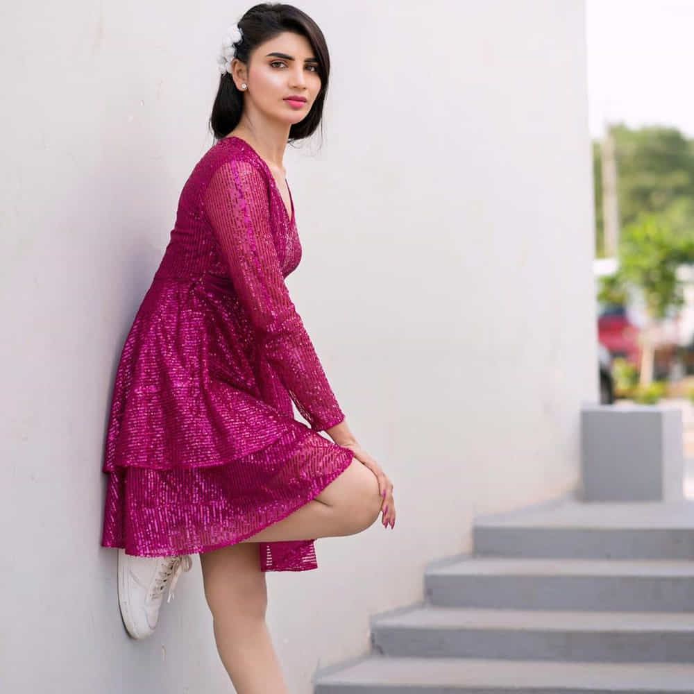 ఈ మధ్య జబర్దస్త్ లోకి వచ్చి బాగా ఫేమస్ అయింది వర్ష.. అంతకుముందు కొన్ని సీరియల్స్ లో నటించిన వర్షకి పెద్దగా పాపులర్ కాలేదు.. అయితే ఎప్పుడైతే జబర్దస్త్ లోకి ఎంట్రీ ఇచ్చిందో అప్పుటి నుంచి ఈ అమ్మడు క్రేజ్ అమాంతం పెరిగిపోయింది.