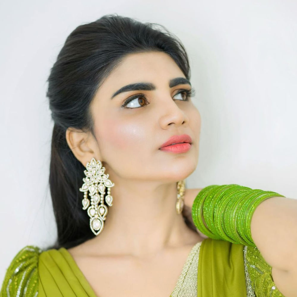 ఈ మధ్య జబర్దస్త్ లోకి వచ్చి బాగా ఫేమస్ అయింది వర్ష.. అంతకుముందు కొన్ని సీరియల్స్ లో నటించిన వర్షకి పెద్దగా పాపులర్ కాలేదు.. అయితే ఎప్పుడైతే జబర్దస్త్ లోకి ఎంట్రీ ఇచ్చిందో అప్పుటి నుంచి ఈ అమ్మడు క్రేజ్ అమాంతం పెరిగిపోయింది.