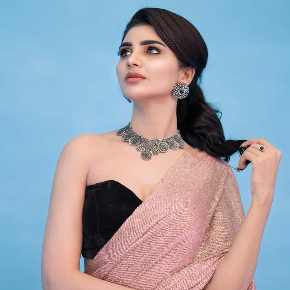 ఈ మధ్య జబర్దస్త్ లోకి వచ్చి బాగా ఫేమస్ అయింది వర్ష.. అంతకుముందు కొన్ని సీరియల్స్ లో నటించిన వర్షకి పెద్దగా పాపులర్ కాలేదు.. అయితే ఎప్పుడైతే జబర్దస్త్ లోకి ఎంట్రీ ఇచ్చిందో అప్పుటి నుంచి ఈ అమ్మడు క్రేజ్ అమాంతం పెరిగిపోయింది. సోషల్ మీడియాలో యాక్టివ్ గా ఉంటున్న ఈ భామ ఎప్పటికప్పుడు తన హాట్ ఫోటో షూట్ లు సోషల్ మీడియాలో షేర్ చేస్తూ వస్తోంది.