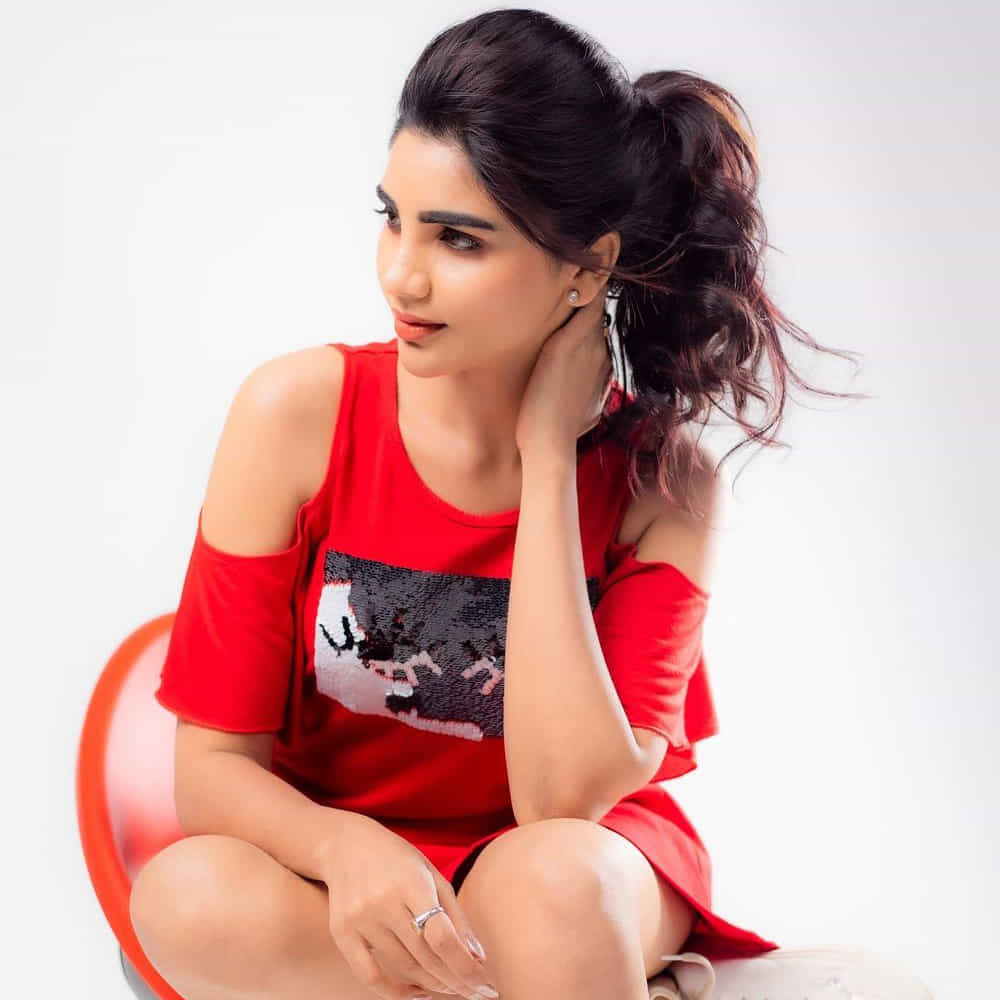 ఈ మధ్య జబర్దస్త్ లోకి వచ్చి బాగా ఫేమస్ అయింది వర్ష.. అంతకుముందు కొన్ని సీరియల్స్ లో నటించిన వర్షకి పెద్దగా పాపులర్ కాలేదు.. అయితే ఎప్పుడైతే జబర్దస్త్ లోకి ఎంట్రీ ఇచ్చిందో అప్పుటి నుంచి ఈ అమ్మడు క్రేజ్ అమాంతం పెరిగిపోయింది.