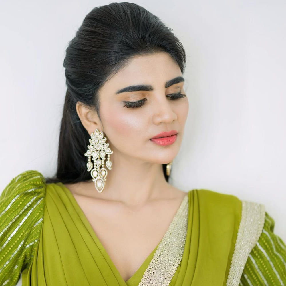 ఈ మధ్య జబర్దస్త్ లోకి వచ్చి బాగా ఫేమస్ అయింది వర్ష.. అంతకుముందు కొన్ని సీరియల్స్ లో నటించిన వర్షకి పెద్దగా పాపులర్ కాలేదు.. అయితే ఎప్పుడైతే జబర్దస్త్ లోకి ఎంట్రీ ఇచ్చిందో అప్పుటి నుంచి ఈ అమ్మడు క్రేజ్ అమాంతం పెరిగిపోయింది.