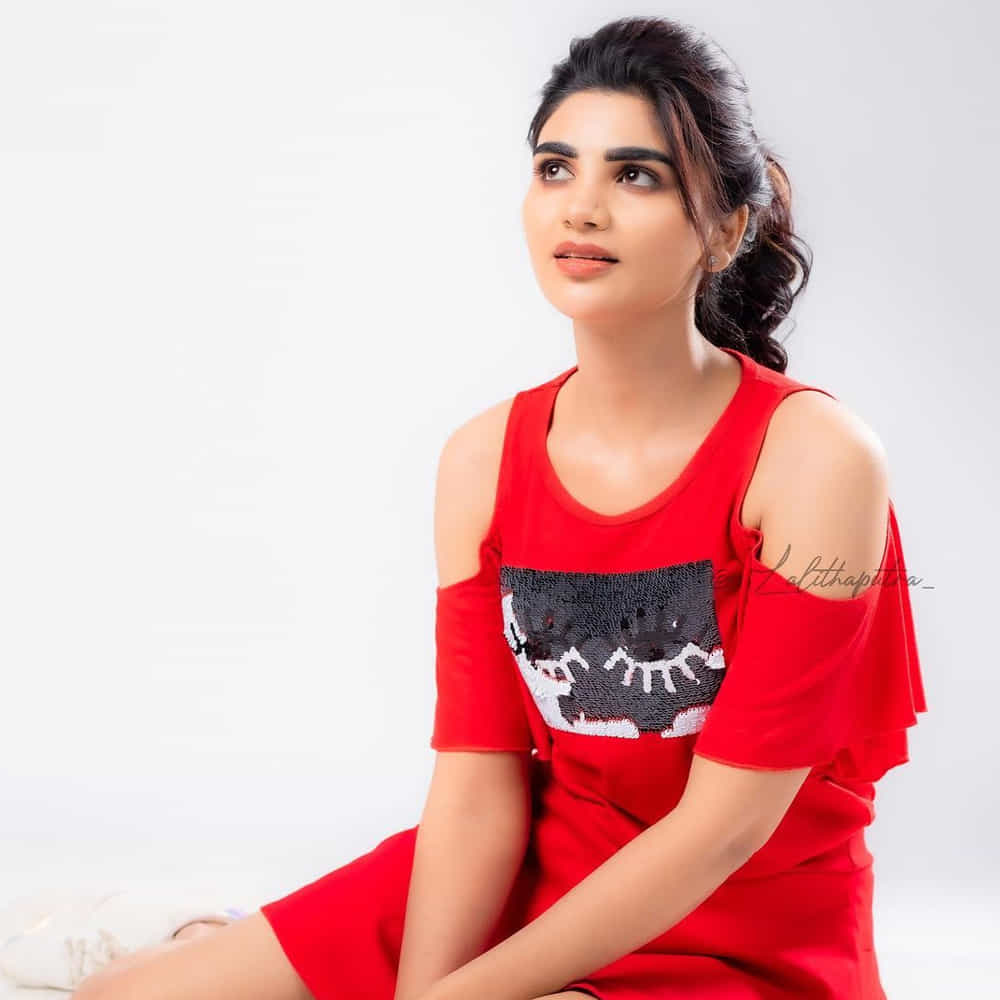 ఈ మధ్య జబర్దస్త్ లోకి వచ్చి బాగా ఫేమస్ అయింది వర్ష.. అంతకుముందు కొన్ని సీరియల్స్ లో నటించిన వర్షకి పెద్దగా పాపులర్ కాలేదు.. అయితే ఎప్పుడైతే జబర్దస్త్ లోకి ఎంట్రీ ఇచ్చిందో అప్పుటి నుంచి ఈ అమ్మడు క్రేజ్ అమాంతం పెరిగిపోయింది.