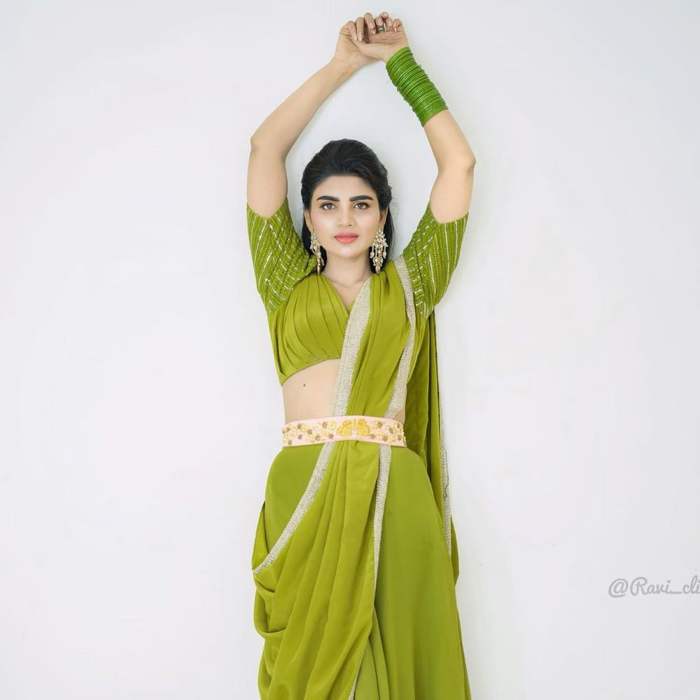 ఈ మధ్య జబర్దస్త్ లోకి వచ్చి బాగా ఫేమస్ అయింది వర్ష.. అంతకుముందు కొన్ని సీరియల్స్ లో నటించిన వర్షకి పెద్దగా పాపులర్ కాలేదు.. అయితే ఎప్పుడైతే జబర్దస్త్ లోకి ఎంట్రీ ఇచ్చిందో అప్పుటి నుంచి ఈ అమ్మడు క్రేజ్ అమాంతం పెరిగిపోయింది.