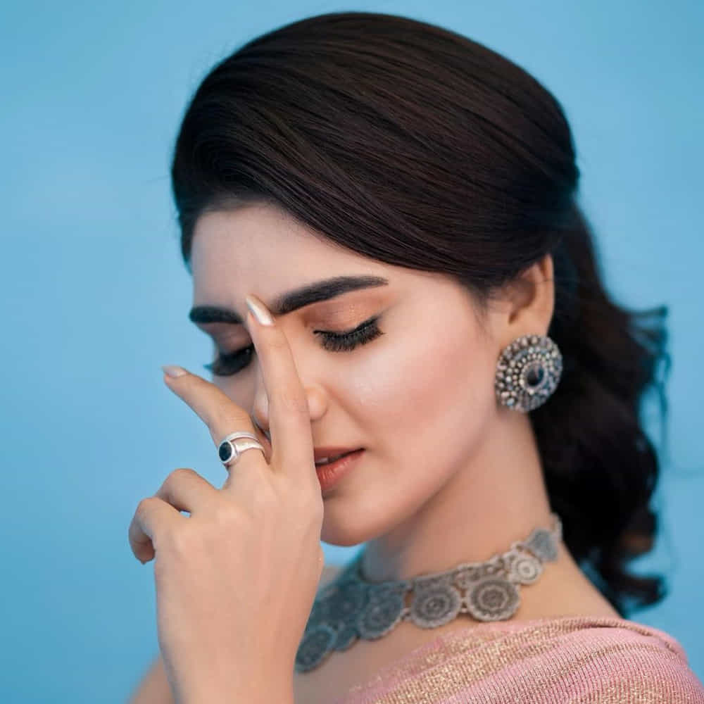 ఈ మధ్య జబర్దస్త్ లోకి వచ్చి బాగా ఫేమస్ అయింది వర్ష.. అంతకుముందు కొన్ని సీరియల్స్ లో నటించిన వర్షకి పెద్దగా పాపులర్ కాలేదు.. అయితే ఎప్పుడైతే జబర్దస్త్ లోకి ఎంట్రీ ఇచ్చిందో అప్పుటి నుంచి ఈ అమ్మడు క్రేజ్ అమాంతం పెరిగిపోయింది. సోషల్ మీడియాలో యాక్టివ్ గా ఉంటున్న ఈ భామ ఎప్పటికప్పుడు తన హాట్ ఫోటో షూట్ లు సోషల్ మీడియాలో షేర్ చేస్తూ వస్తోంది.
