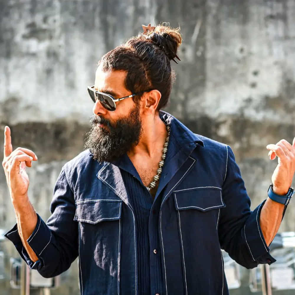 తమిళ స్టార్ హీరో విక్రమ్ నటిస్తున్న కొత్త సినిమా ‘తంగలాన్'. ఈ చిత్రానికి పా.రంజిత్ దర్శకత్వం వహిస్తున్నారు. పార్వతి, మాళవిక మోహనన్ నాయికలుగా నటిస్తున్నారు. ఈ చిత్రాన్ని స్టూడియో గ్రీన్, యూవీ క్రియేషన్స్, నీలం ప్రొడక్షన్స్ పతాకాలపై కేఈ జ్ఞానవేల్ రాజా, పా.రంజిత్, వంశీ, ప్రమోద్ నిర్మిస్తున్నారు.