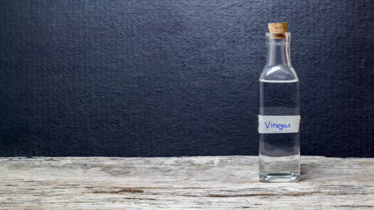 వెనిగర్ సహాయం తీసుకోండి :
మీరు వెనిగర్ ఉపయోగించి చెక్క పాత్రలను సులభంగా శుభ్రం చేయవచ్చు. దీని కోసం, వైట్ వెనిగర్ సగం గిన్నెలో 1 టీస్పూన్ తేనె కలపండి. ఇప్పుడు ఈ మిశ్రమంలో దూదిని ముంచి చెక్క పాత్రలను శుభ్రం చేయాలి. ఈ రెసిపీని 2-3 సార్లు రిపీట్ చేయడం ద్వారా, పాత్రలు శుభ్రంగా , వాసన లేకుండా మారుతాయి.