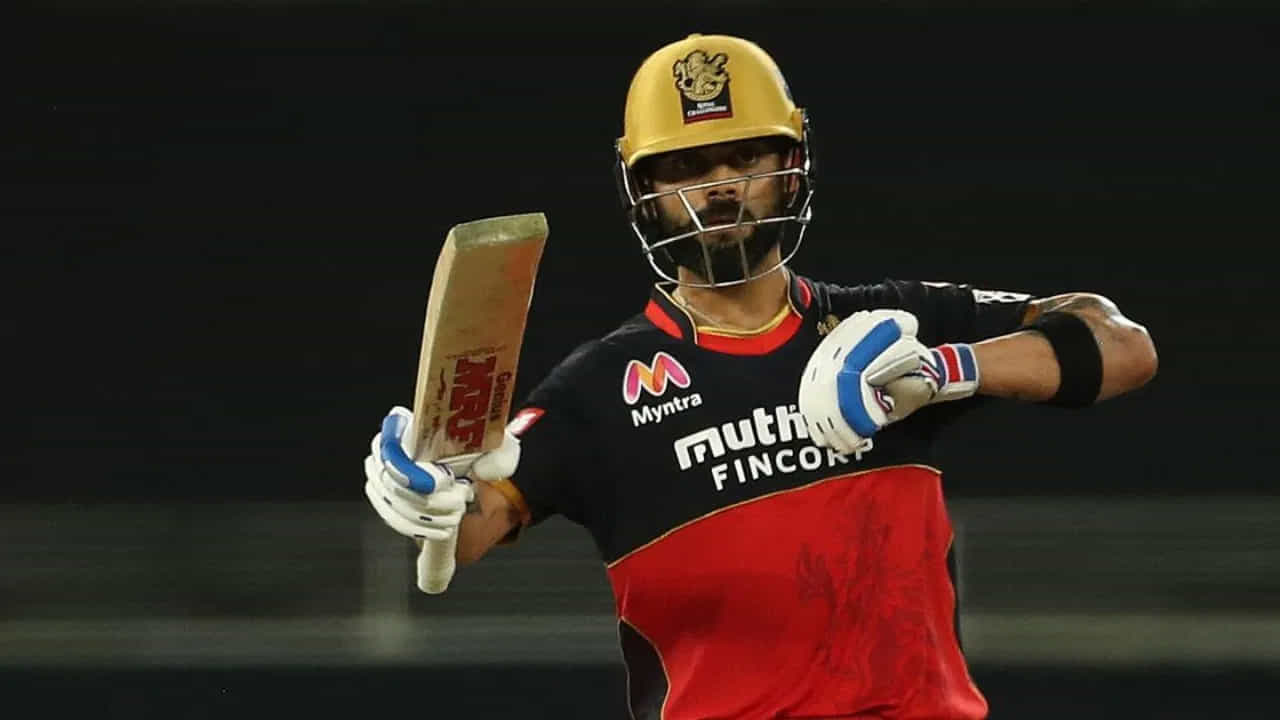 ఆర్సీబీ మాజీ కెప్టెన్ విరాట్ కోహ్లీ ఐదో స్థానంలో ఉండగా, కింగ్ కోహ్లీ చెన్నైపై 979 పరుగులు చేశాడు.