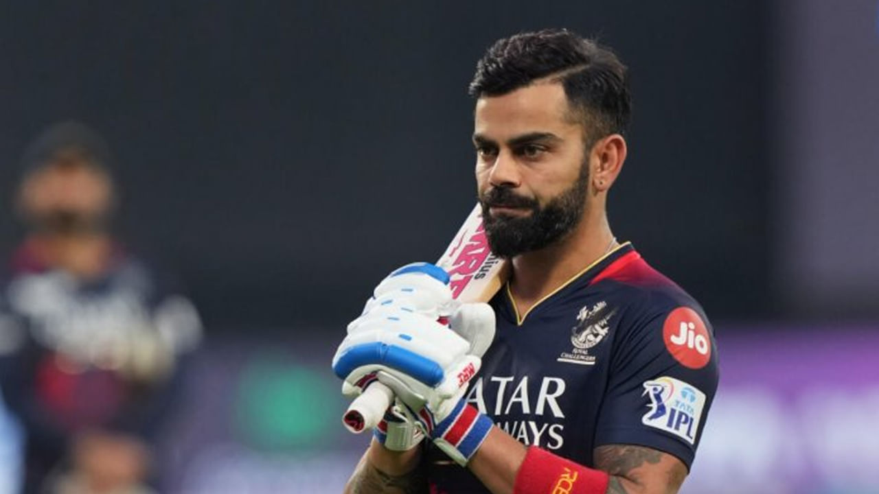 ఈ జాబితాలో RCB వెటరన్ బ్యాట్స్‌మెన్ విరాట్ కోహ్లీ మూడో స్థానంలో ఉన్నాడు. కింగ్ కోహ్లి ఈ సీజన్‌లో మంచి ఫామ్‌లో కనిపిస్తున్నప్పటికీ, డాట్ బాల్స్ ఆడడంలో కూడా చాలా ముందున్నాడు. కోహ్లి ఇప్పటివరకు 5 ఇన్నింగ్స్‌ల్లో 149 బంతులు ఎదుర్కొన్నాడు. అందులో 51 డాట్ బాల్స్ ఆడాడు.