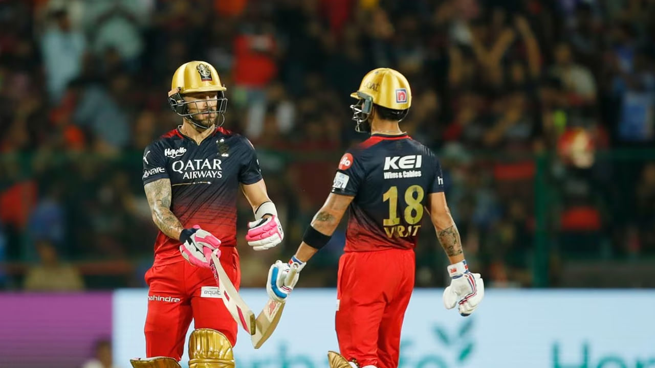 IPL 2023 PBKS vs RCB: మొహాలీ మ్యాచ్‌లో పంజాబ్ కింగ్స్‌పై ఆర్‌సీబీ 24 పరుగుల తేడాతో విజయం సాధించింది. ఈ మ్యాచ్‌ కోసం కోహ్లీ దాదాపు రెండేళ్ల తర్వాత కెప్టెన్సీ పగ్గాలను అందుకున్నాడు.  పక్కటెముకల నొప్పితో బాధపడుతున్న ఫాఫ్ డుప్లెసిస్ ఈ మ్యాచ్‌లో ఫీల్డింగ్‌కు దూరంగా ఉండాలని నిర్ణయించుకున్నాడు. కాబట్టి ఫాఫ్‌ను ఇంపాక్ట్ సబ్‌గా ఎంపిక చేసి విరాట్ కోహ్లీకి టీమ్ కెప్టెన్సీ అప్పగించింది  ఆర్‌సీబీ ఫ్రాంచైజీ.