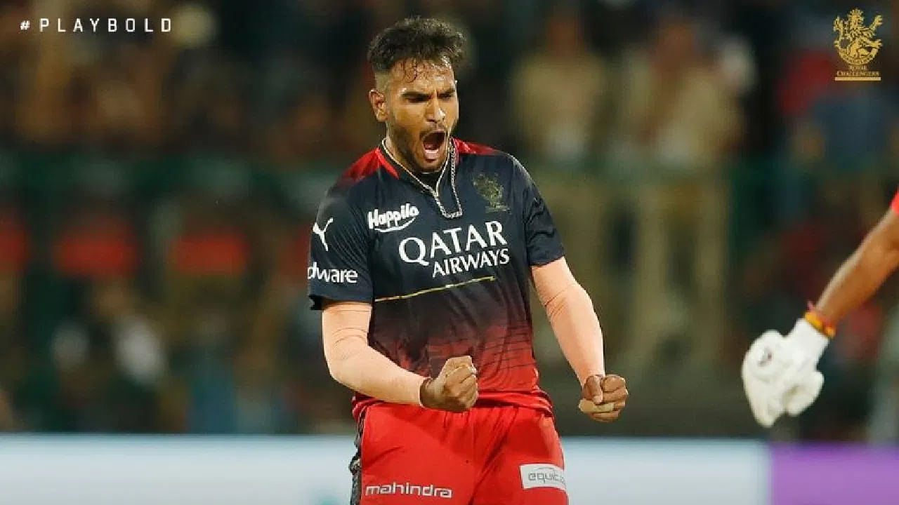 ఈ దశలో ఐపీఎల్ తొలి ఓవర్ వేయడానికి వచ్చిన వైశాఖ్.. తన 4వ బంతికే డేవిడ్ వార్నర్ వికెట్ తీశాడు. తర్వాతి ఓవర్లలో ప్రమాదకర అక్షర్ పటేల్, లలిత్ యాదవ్ వికెట్లు తీసి మెరిశాడు.