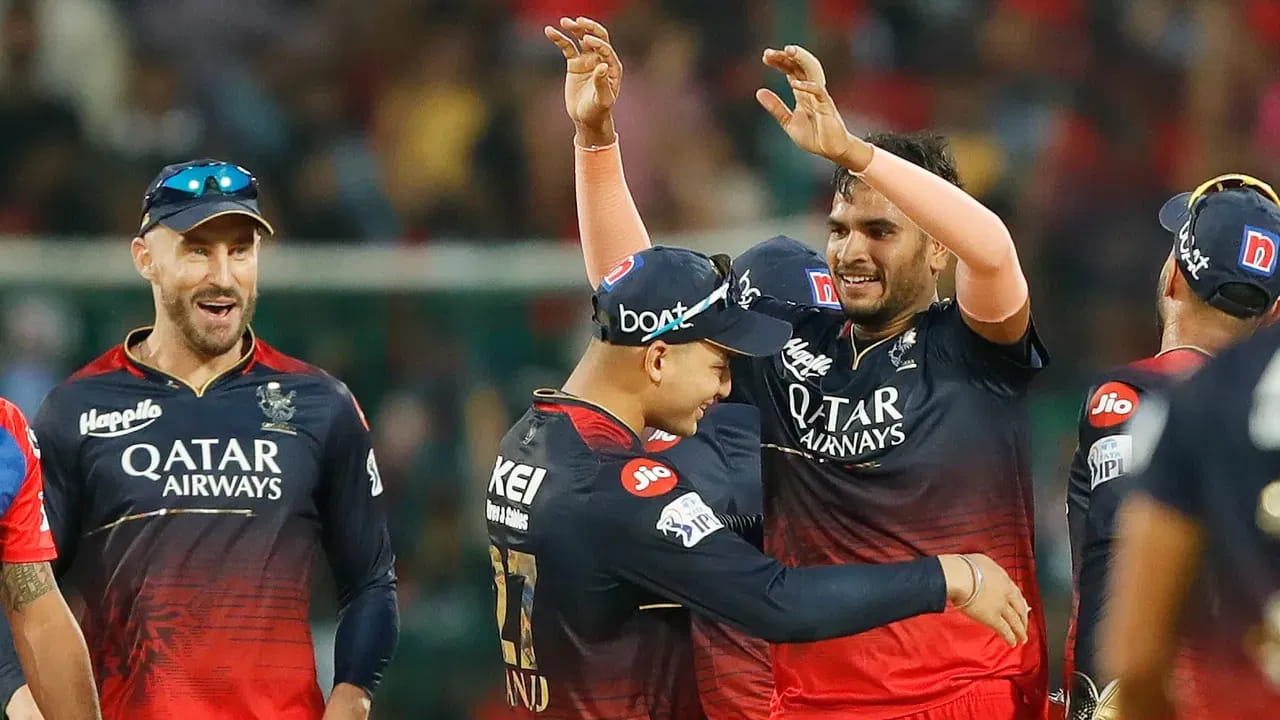 అలాగే తొలి మ్యాచ్ లో వైశాఖ్ విజయకుమార్ 4 ఓవర్లు వేసి 20 పరుగులు మాత్రమే ఇచ్చాడు. దీంతో పాటు 3 వికెట్లు తీసి రికార్డు సృష్టించాడు.