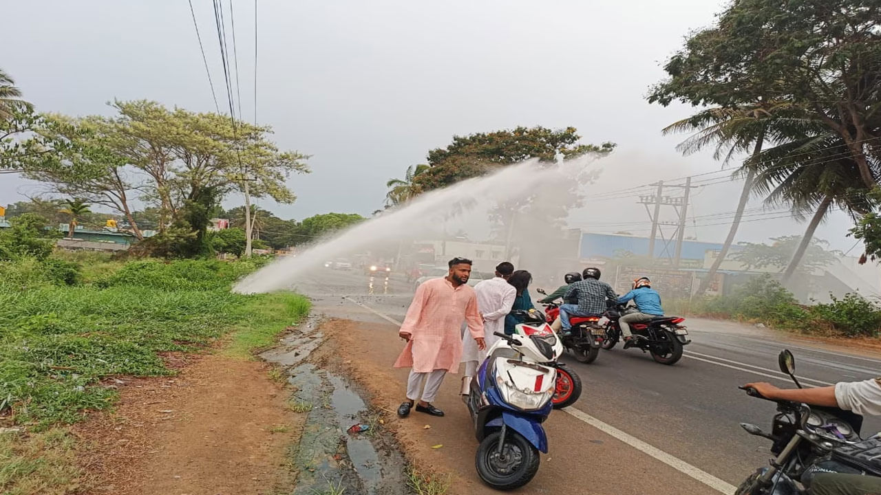 అధికారుల నిర్లక్ష్యంతో పైప్‌లైన్‌ పగిలి రోడ్డుపై తాగు నీరు ఉవ్వెత్తున ఎగిసిపడింది. అది చూసిన జనాలు ఆశ్చ్యం వ్యక్తం చేశారు.