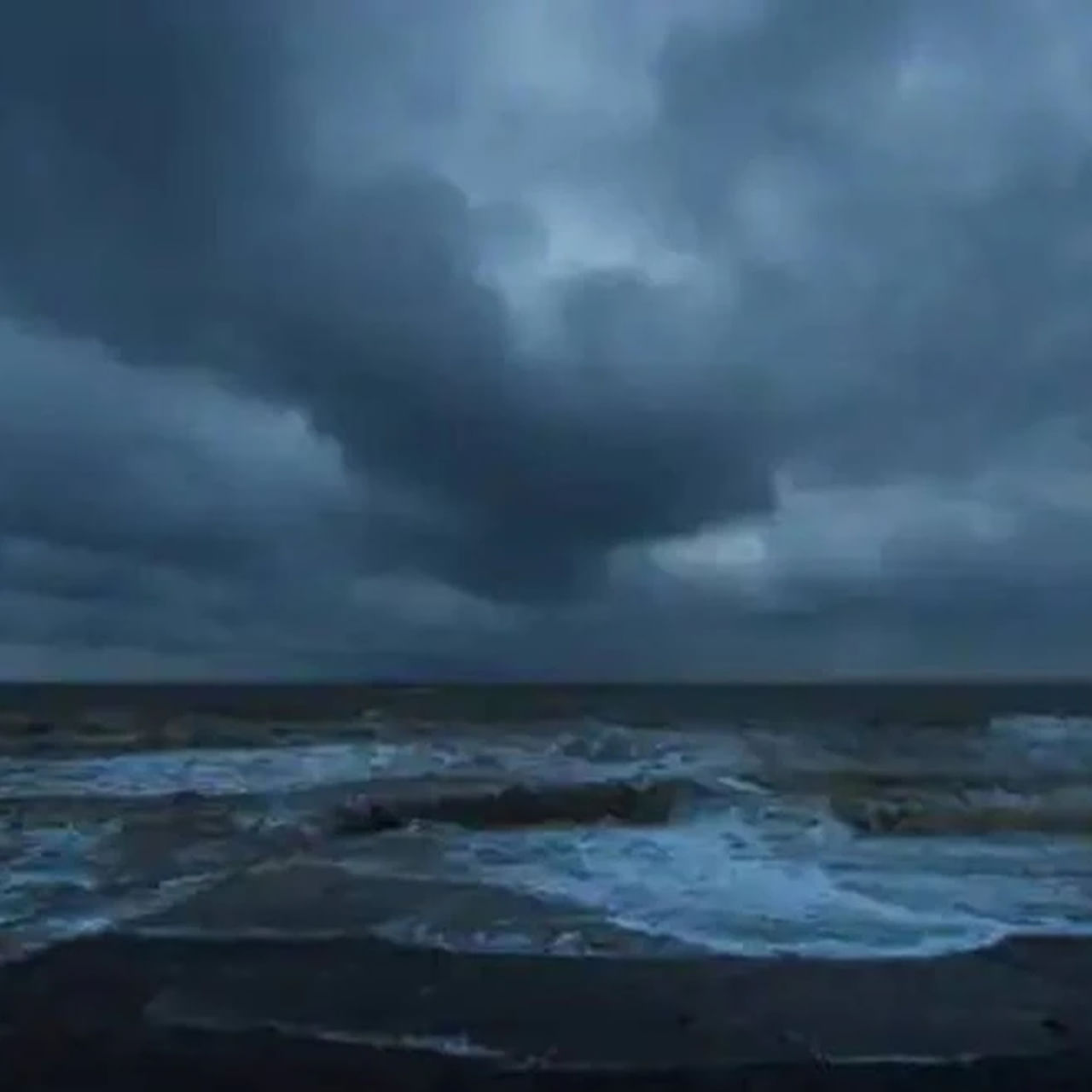 ఉత్తర కోస్తా ఆంధ్రప్రదేశ్  & యానాం  ప్రాంతాలలో  నేడు( ఆదివారం)  తేలిక పాటి నుండి ఒక మోస్తరు వర్షాలు లేదా ఉరుములతో కూడిన జల్లులు అనేక  చోట్ల  కురిసే అవకాశం ఉంది. భారీ వర్షాలు ఒకటి  లేదా రెండు చోట్ల పడే అవకాశం ఉంది. వడగళ్లతో, ఉరుములతో కూడిన మెరుపులు ఒకటి  లేదా రెండు చోట్ల  సంభవంచే అవకాశం ఉంది. ఈదురు గాలులు (గంటకు 40-50 కి మీ వేగం తో)ఒకటి  లేదా రెండు చోట్ల  వీచే అవకాశం ఉంది. సోమవారం తేలిక పాటి నుండి ఒక మోస్తరు వర్షాలు లేదా ఉరుములతో కూడిన జల్లులు అనేక  చోట్ల  కురిసే అవకాశం ఉంది. ఉరుములతో కూడిన మెరుపులు ఒకటి  లేదా రెండు చోట్ల  సంభవంచే అవకాశం ఉంది. ఈదురు గాలులు (గంటకు  40-50 కి మీ వేగం తో) ఒకటి  లేదా రెండు చోట్ల  వీచే అవకాశం ఉంది. మంగళవారం  తేలిక పాటి నుండి ఒక మోస్తరు వర్షాలు లేదా ఉరుములతో కూడిన జల్లులు కొన్ని చోట్ల  కురిసే అవకాశం ఉంది. ఉరుములతో కూడిన మెరుపులు ఒకటి  లేదా రెండు చోట్ల  సంభవంచే అవకాశం ఉంది.ఈదురు గాలులు (గంటకు 30-40 కి మీ వేగం తో) ఒకటి  లేదా రెండు చోట్ల  వీచే అవకాశం ఉంది. 
