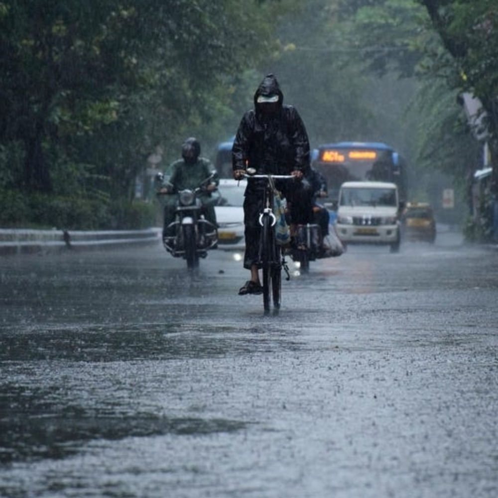 దక్షిణ కోస్తా  ఆంధ్రప్రదేశ్‌లో నేడు(ఆదివారం) తేలిక పాటి నుండి ఒక మోస్తరు వర్షాలు లేదా ఉరుములతో కూడిన జల్లులు కొన్ని చోట్ల  కురిసే అవకాశం ఉంది. భారీ వర్షాలు ఒకటి  లేదా రెండు చోట్ల పడే అవకాశం ఉంది. ఉరుములతో కూడిన మెరుపులు ఒకటి  లేదా రెండు చోట్ల  సంభవంచే అవకాశం ఉంది.ఈదురు గాలులు (గంటకు 40-50 కి మీ వేగం తో) ఒకటి  లేదా రెండు చోట్ల  వీచే అవకాశం ఉంది. సోమవారం తేలిక పాటి నుండి ఒక మోస్తరు వర్షాలు లేదా ఉరుములతో కూడిన జల్లులు కొన్ని చోట్ల  కురిసే అవకాశం ఉంది. ఉరుములతో కూడిన మెరుపులు ఒకటి  లేదా రెండు చోట్ల  సంభవంచే అవకాశంఉంది.ఈదురు గాలులు (గంటకు 40-50 కి మీ వేగంతో) ఒకటి  లేదా రెండు చోట్ల వీచే అవకాశం ఉంది. మంగళవారం తేలిక పాటి నుండి ఒక మోస్తరు వర్షాలు లేదా ఉరుములతో కూడిన జల్లులు కొన్ని చోట్ల  కురిసే అవకాశం ఉంది. ఉరుముల తో కూడిన మెరుపులు ఒకటి  లేదా రెండు చోట్ల  సంభవంచే అవకాశంఉంది.ఈదురు గాలులు (గంటకు 30-40 కి మీ వేగంతో) ఒకటి  లేదా రెండు చోట్ల  వీచే అవకాశం ఉంది. 