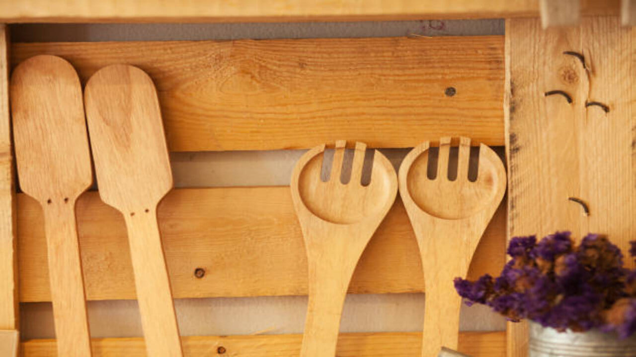 వంటగదిలో చెక్క పాత్రల వాడకం సర్వసాధారణం. కానీ ఆహారపు మరకలు తరచుగా చెక్క పాత్రలలో ఉంటాయి. దీని వల్ల పాత్రలు మురికిగా కనిపించడమే కాకుండా, పాత్రలు కూడా దుర్వాసన రావడం ప్రారంభిస్తాయి. అటువంటి పరిస్థితిలో, కొన్ని సహజ వస్తువులను ఉపయోగించడం ద్వారా, మీరు చిటికెడులో చెక్క పాత్రలను శుభ్రం చేయవచ్చు. . కాబట్టి చెక్క పాత్రలను శుభ్రం చేయడానికి కొన్ని సులభమైన చిట్కాలను తెలుసుకుందాం.