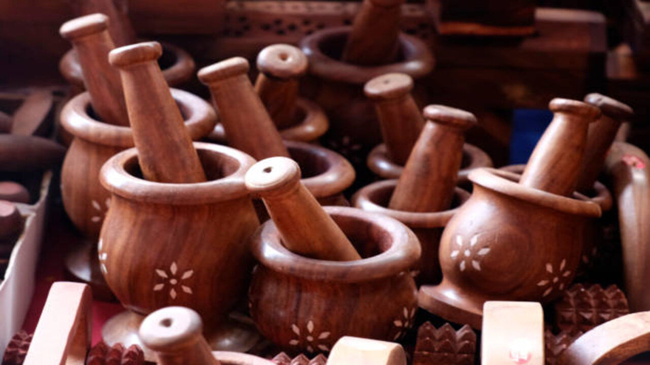 మురికి వంటగది పాత్రలను పాలిష్ చేయడం వంటగదిలో చాలా కష్టమైన పని. అయితే స్టీల్, అల్యూమినియం పాత్రలను ఏ విధంగానైనా శుభ్రం చేయవచ్చు. కానీ వంటగదిలో ఉపయోగించే చెక్క పాత్రలను శుభ్రం చేయడం అంత సులువు కాదు. అటువంటి పరిస్థితిలో, మీరు చెక్క పాత్రలను శుభ్రం చేయడంలో కూడా ఇబ్బందులు ఎదుర్కొంటున్నట్లయితే, కొన్ని సులభమైన పద్ధతులను ప్రయత్నించడం ద్వారా, మీరు నిమిషాల్లో పాత్రలను శుభ్రం చేయవచ్చు. .