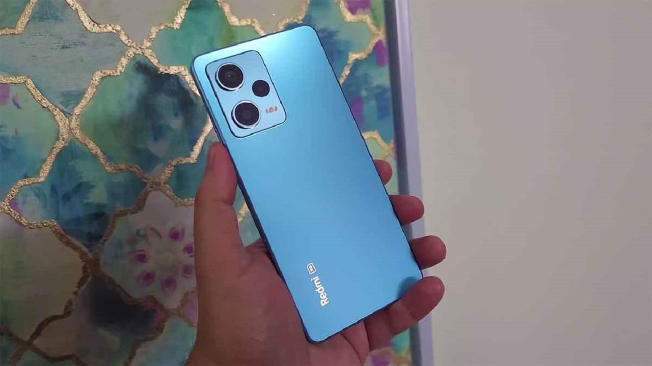 జియోమీ రెడ్ మీ నోట్ 12 ప్రో 5జీ(Xiaomi Redmi Note 12 Pro 5G).. ఇది మీడియా టెక్ డైమెన్సిటీ 1080 ఎంటీ6877వీ చిప్ సెట్ తో వస్తుంది. దీనిలో 50ఎంపీ ప్రైమరీ కెమెరా ఉంటుంది. 120Hz రిఫ్రెష్ రేట్‌తో 6.67 అంగుళాలా అమోల్డ్ డిస్ ప్లే ఉంటుంది. ఐపీ53 స్ప్లాష్ రెసిస్టెన్స్, ఫింగర్ ప్రింట్ సెన్సార్ తో ఈ ఫోన్ వస్తుంది. అలాగే 67W ఫాస్ట్ ఛార్జింగ్ సపోర్ట్‌తో 5000mAh బ్యాటరీ ఉంటుంది. దీని ధర రూ. 24,990గా ఉంది.