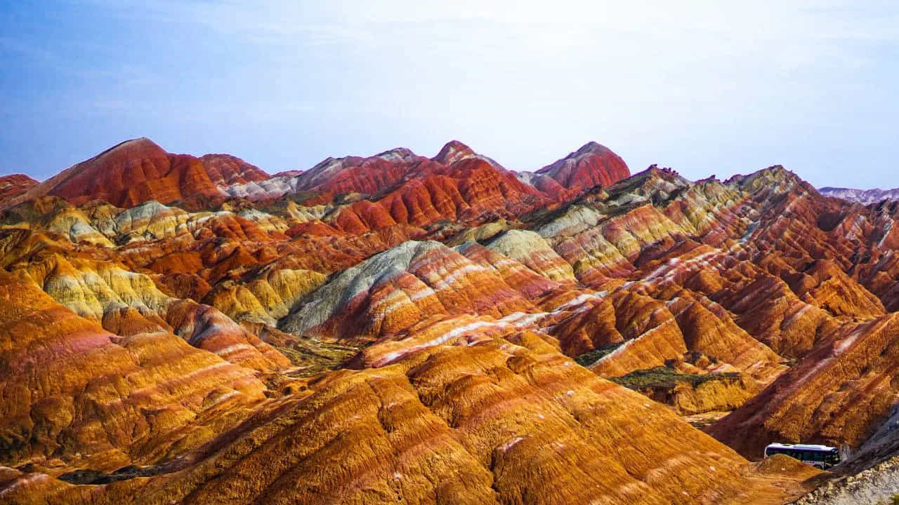 Zhangye Danxia Landform Chi- ఈ రంగుల పర్వతాలు మిలియన్ల సంవత్సరాల ఖనిజ నిక్షేపాల ఫలితంగా ఏర్పడ్డాయి. అక్కడి చారలు అధివాస్తవికంగా కనిపిస్తాయి.