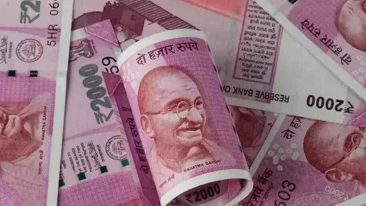 రూ.2000 నోట్లను చెలామణి నుంచి ఉపసంహరించుకుంటున్నట్లు ఆర్బీఐ మే 19 శుక్రవారం ప్రకటించింది. అయితే, అధికారికంగా చెల్లుబాటు అవుతాయని స్పష్టం చేసింది. తమ వద్ద ఉన్న రూ. 2000 నోట్లను మార్చుకోవాలని సూచించింది. మే 23 నుంచి సెప్టెంబర్ 30 వరకు రూ.2,000 నోట్ల మార్పిడికి అనుమతిస్తూ రిజర్వ్ బ్యాంక్ ఆఫ్ ఇండియా ఉత్తర్వులు జారీ చేసింది.