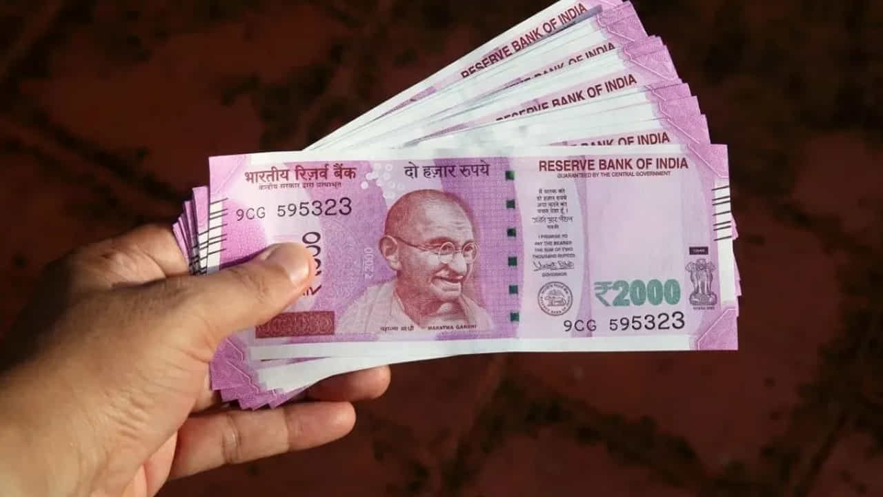 రూ. 2000 నోట్ల రద్దు నిర్ణయం తీసుకున్నప్పటి నుంచి ప్రజల మదిలో రకరకాల ప్రశ్నలు వస్తున్నాయి. ఒక వ్యక్తికి బ్యాంకు ఖాతా లేకపోతే, అతను నోట్లను ఎలా మార్చుకుంటాడు.