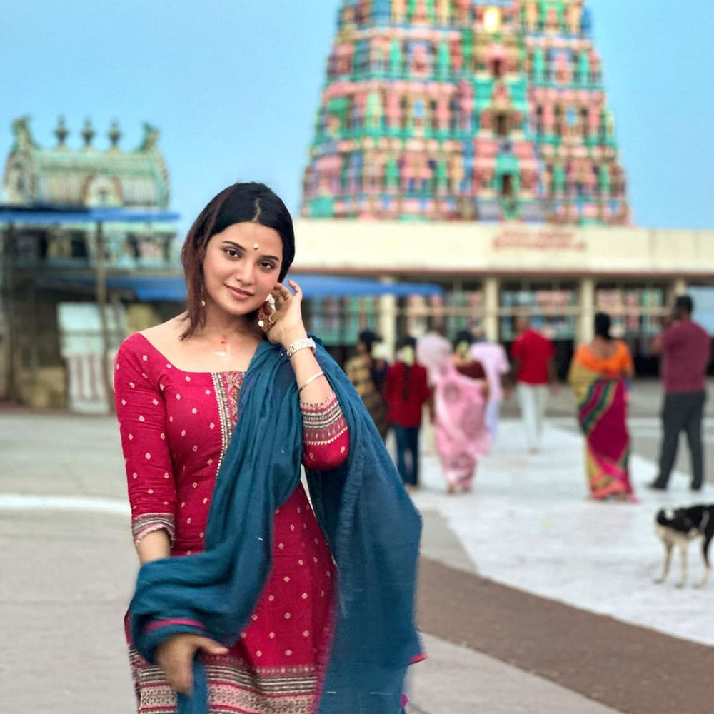 మోడలింగ్ కెరీర్ నుంచీ తమిళ సినీ ఇండస్ట్రీలో అడుగుపెట్టింది ఆత్మిక. పాతికేళ్ల ఈ బ్యూటీ అందానికి తోడు.. చక్కగా నటించడం, అభినయం ప్రదర్శించడం ప్లస్ పాయింట్స్. మొదట్లో టీవీలో యాడ్స్, కొన్ని షోలకు హోస్ట్గా కూడా చేసిన ఆత్మిక.. ఇప్పుడు వరస సినిమాలతో ఫుల్ బిజీ అయ్యింది. ఇక ఈ అమ్మడి సోషల్ మీడియా ఫాలోయింగ్ గురించి చెప్పాల్సిన అవసరమే లేదు.. న్యూ ఫొటోస్ తో కుర్రకారుని ఉర్రుతలూగిస్తుంది ఈ అమ్మడు.