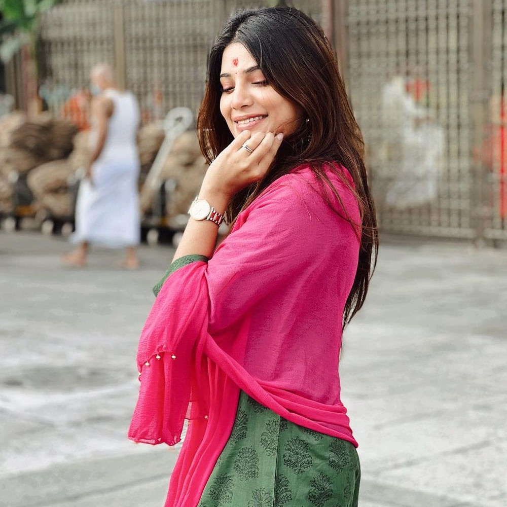 మోడలింగ్ కెరీర్ నుంచీ తమిళ సినీ ఇండస్ట్రీలో అడుగుపెట్టింది ఆత్మిక. పాతికేళ్ల ఈ బ్యూటీ అందానికి తోడు.. చక్కగా నటించడం, అభినయం ప్రదర్శించడం ప్లస్ పాయింట్స్. మొదట్లో టీవీలో యాడ్స్, కొన్ని షోలకు హోస్ట్గా కూడా చేసిన ఆత్మిక.. ఇప్పుడు వరస సినిమాలతో ఫుల్ బిజీ అయ్యింది. ఇక ఈ అమ్మడి సోషల్ మీడియా ఫాలోయింగ్ గురించి చెప్పాల్సిన అవసరమే లేదు.. న్యూ ఫొటోస్ తో కుర్రకారుని ఉర్రుతలూగిస్తుంది ఈ అమ్మడు.