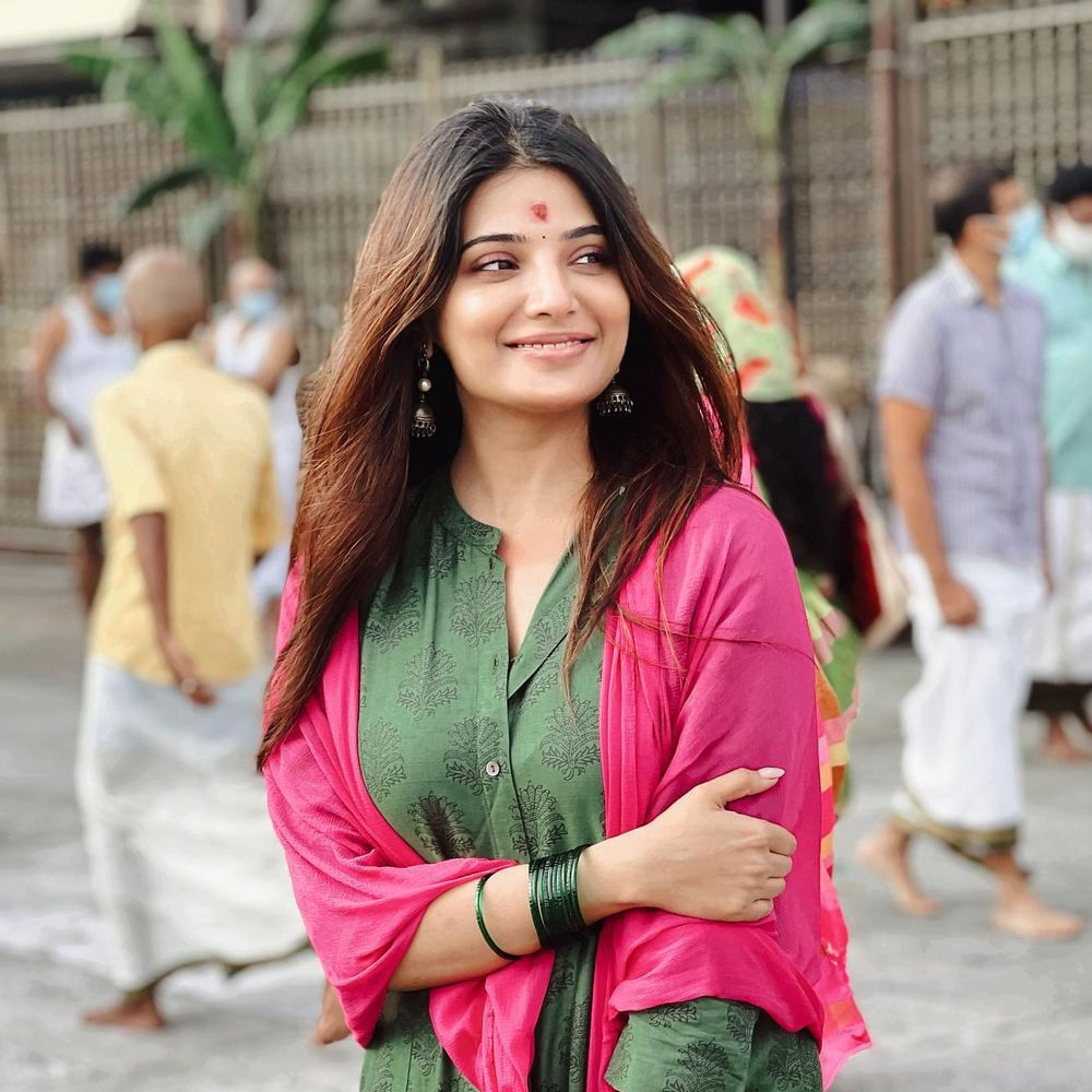 మోడలింగ్ కెరీర్ నుంచీ తమిళ సినీ ఇండస్ట్రీలో అడుగుపెట్టింది ఆత్మిక. పాతికేళ్ల ఈ బ్యూటీ అందానికి తోడు.. చక్కగా నటించడం, అభినయం ప్రదర్శించడం ప్లస్ పాయింట్స్. మొదట్లో టీవీలో యాడ్స్, కొన్ని షోలకు హోస్ట్గా కూడా చేసిన ఆత్మిక.. ఇప్పుడు వరస సినిమాలతో ఫుల్ బిజీ అయ్యింది. ఇక ఈ అమ్మడి సోషల్ మీడియా ఫాలోయింగ్ గురించి చెప్పాల్సిన అవసరమే లేదు.. న్యూ ఫొటోస్ తో కుర్రకారుని ఉర్రుతలూగిస్తుంది ఈ అమ్మడు.