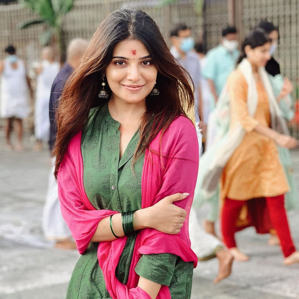 మోడలింగ్ కెరీర్ నుంచీ తమిళ సినీ ఇండస్ట్రీలో అడుగుపెట్టింది ఆత్మిక. పాతికేళ్ల ఈ బ్యూటీ అందానికి తోడు.. చక్కగా నటించడం, అభినయం ప్రదర్శించడం ప్లస్ పాయింట్స్. మొదట్లో టీవీలో యాడ్స్, కొన్ని షోలకు హోస్ట్గా కూడా చేసిన ఆత్మిక.. ఇప్పుడు వరస సినిమాలతో ఫుల్ బిజీ అయ్యింది. ఇక ఈ అమ్మడి సోషల్ మీడియా ఫాలోయింగ్ గురించి చెప్పాల్సిన అవసరమే లేదు.. న్యూ ఫొటోస్ తో కుర్రకారుని ఉర్రుతలూగిస్తుంది ఈ అమ్మడు.