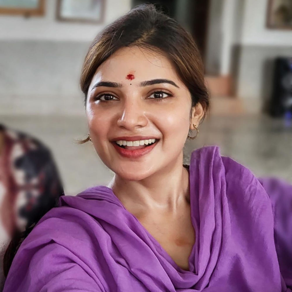 మోడలింగ్ కెరీర్ నుంచీ తమిళ సినీ ఇండస్ట్రీలో అడుగుపెట్టింది ఆత్మిక. పాతికేళ్ల ఈ బ్యూటీ అందానికి తోడు.. చక్కగా నటించడం, అభినయం ప్రదర్శించడం ప్లస్ పాయింట్స్. మొదట్లో టీవీలో యాడ్స్, కొన్ని షోలకు హోస్ట్గా కూడా చేసిన ఆత్మిక.. ఇప్పుడు వరస సినిమాలతో ఫుల్ బిజీ అయ్యింది. ఇక ఈ అమ్మడి సోషల్ మీడియా ఫాలోయింగ్ గురించి చెప్పాల్సిన అవసరమే లేదు.. న్యూ ఫొటోస్ తో కుర్రకారుని ఉర్రుతలూగిస్తుంది ఈ అమ్మడు.