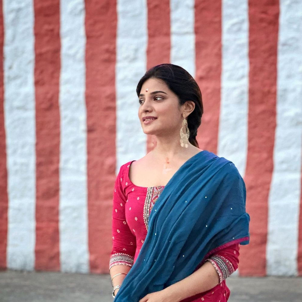 మోడలింగ్ కెరీర్ నుంచీ తమిళ సినీ ఇండస్ట్రీలో అడుగుపెట్టింది ఆత్మిక. పాతికేళ్ల ఈ బ్యూటీ అందానికి తోడు.. చక్కగా నటించడం, అభినయం ప్రదర్శించడం ప్లస్ పాయింట్స్. మొదట్లో టీవీలో యాడ్స్, కొన్ని షోలకు హోస్ట్గా కూడా చేసిన ఆత్మిక.. ఇప్పుడు వరస సినిమాలతో ఫుల్ బిజీ అయ్యింది. ఇక ఈ అమ్మడి సోషల్ మీడియా ఫాలోయింగ్ గురించి చెప్పాల్సిన అవసరమే లేదు.. న్యూ ఫొటోస్ తో కుర్రకారుని ఉర్రుతలూగిస్తుంది ఈ అమ్మడు.