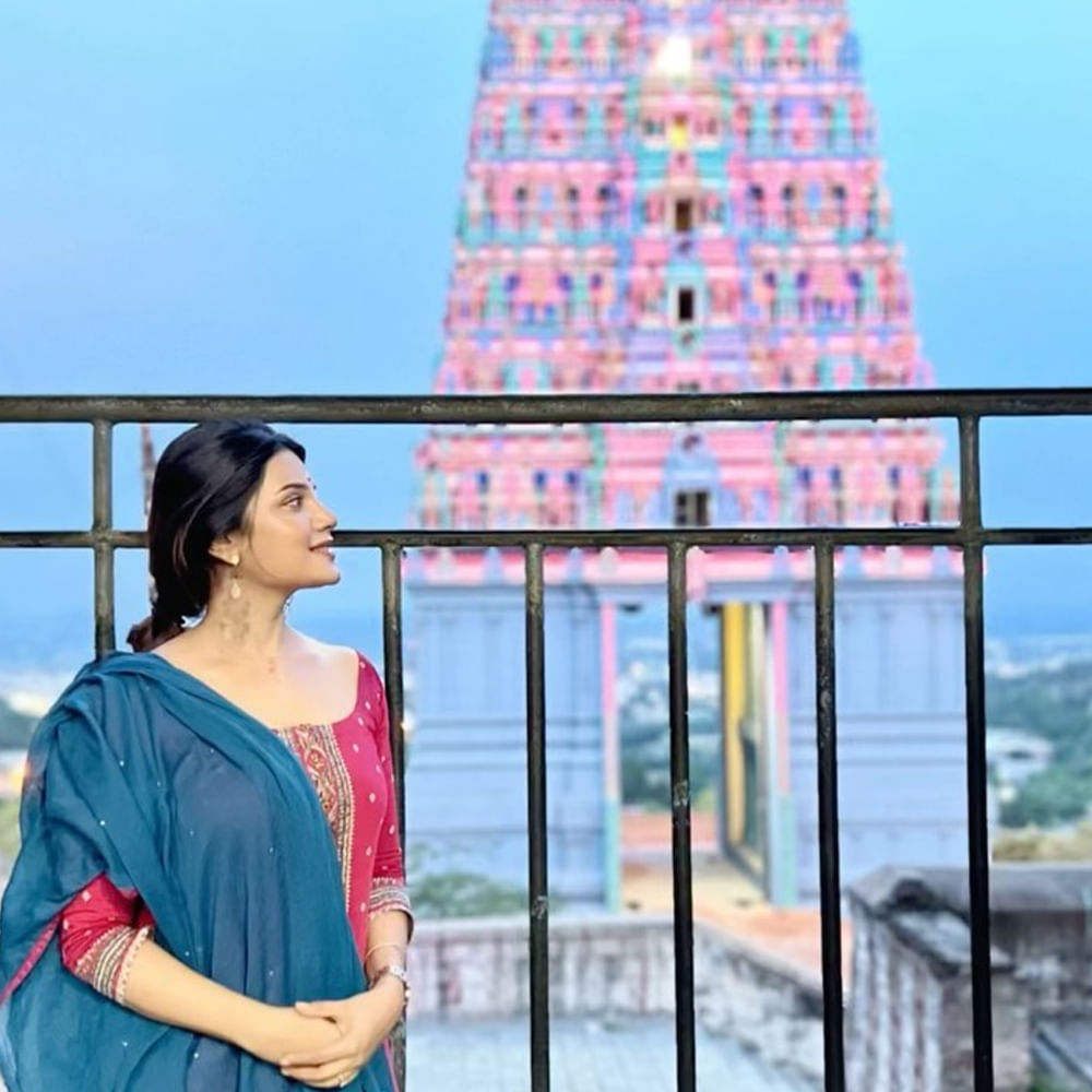 మోడలింగ్ కెరీర్ నుంచీ తమిళ సినీ ఇండస్ట్రీలో అడుగుపెట్టింది ఆత్మిక. పాతికేళ్ల ఈ బ్యూటీ అందానికి తోడు.. చక్కగా నటించడం, అభినయం ప్రదర్శించడం ప్లస్ పాయింట్స్. మొదట్లో టీవీలో యాడ్స్, కొన్ని షోలకు హోస్ట్గా కూడా చేసిన ఆత్మిక.. ఇప్పుడు వరస సినిమాలతో ఫుల్ బిజీ అయ్యింది. ఇక ఈ అమ్మడి సోషల్ మీడియా ఫాలోయింగ్ గురించి చెప్పాల్సిన అవసరమే లేదు.. న్యూ ఫొటోస్ తో కుర్రకారుని ఉర్రుతలూగిస్తుంది ఈ అమ్మడు.