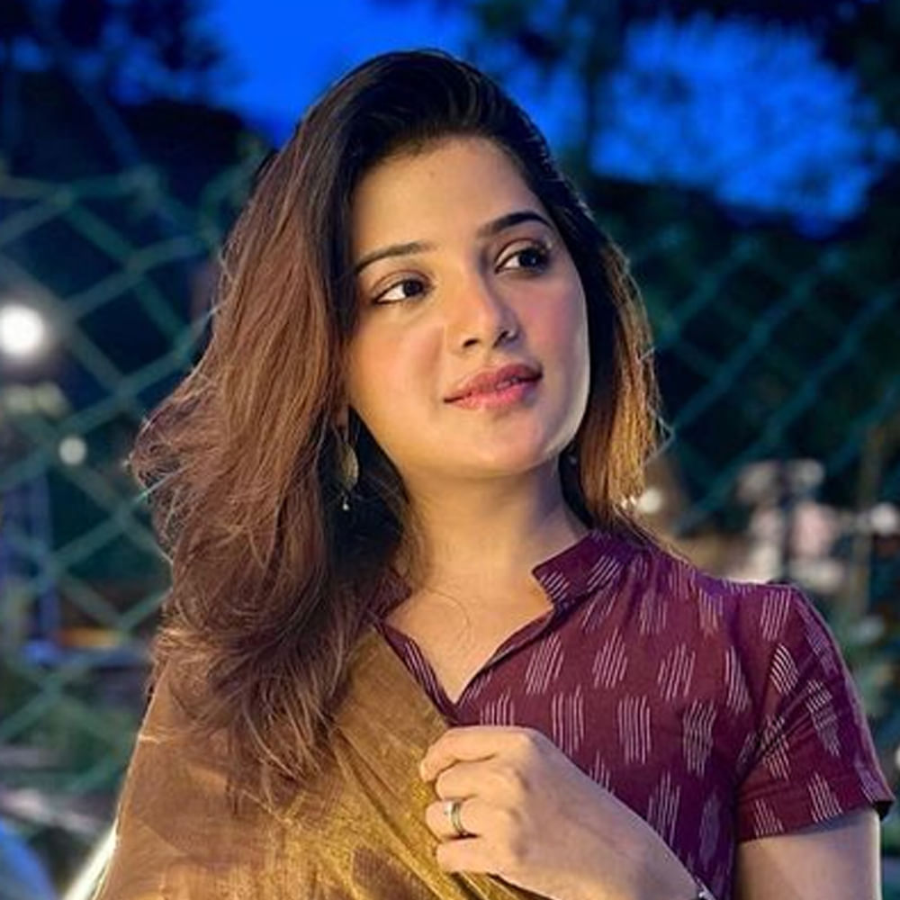 మోడలింగ్ కెరీర్ నుంచీ తమిళ సినీ ఇండస్ట్రీలో అడుగుపెట్టింది ఆత్మిక. ఈ బ్యూటీ 2017లో చిత్రపరిశ్రమలోకి అడుగుపెట్టింది. పాతికేళ్ల ఈ బ్యూటీ... ఎత్తు తక్కువగా ఉండటంతో ఎక్కువ ఆఫర్లు దక్కుతున్నాయి. అందానికి తోడు... చక్కగా నటించడం, అభినయం ప్రదర్శించడం ప్లస్ పాయింట్స్. మొదట్లో టీవీలో యాడ్స్, కొన్ని షోలకు హోస్ట్గా కూడా చేసిన ఆత్మిక. ఇక టాలీవుడ్ లో కూడా తన అదృష్టాన్ని పరీక్షించుకునే దిశగా ప్రయత్నాలు చేస్తుంది. ఏమి షేర్ చేసిన తాజా ఫోటోలకు కుర్రకారు ఫిదా అవుతున్నారు.