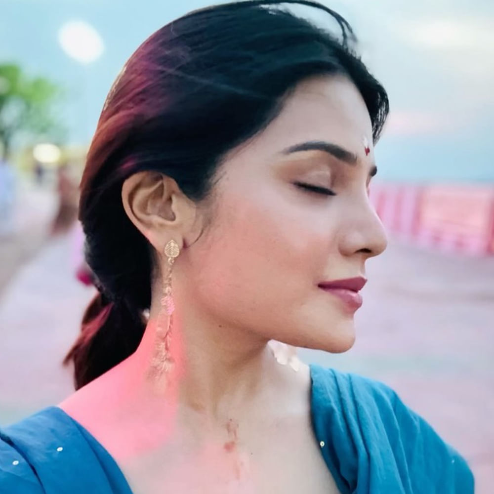 మోడలింగ్ కెరీర్ నుంచీ తమిళ సినీ ఇండస్ట్రీలో అడుగుపెట్టింది ఆత్మిక. పాతికేళ్ల ఈ బ్యూటీ అందానికి తోడు.. చక్కగా నటించడం, అభినయం ప్రదర్శించడం ప్లస్ పాయింట్స్. మొదట్లో టీవీలో యాడ్స్, కొన్ని షోలకు హోస్ట్గా కూడా చేసిన ఆత్మిక.. ఇప్పుడు వరస సినిమాలతో ఫుల్ బిజీ అయ్యింది. ఇక ఈ అమ్మడి సోషల్ మీడియా ఫాలోయింగ్ గురించి చెప్పాల్సిన అవసరమే లేదు.. న్యూ ఫొటోస్ తో కుర్రకారుని ఉర్రుతలూగిస్తుంది ఈ అమ్మడు.