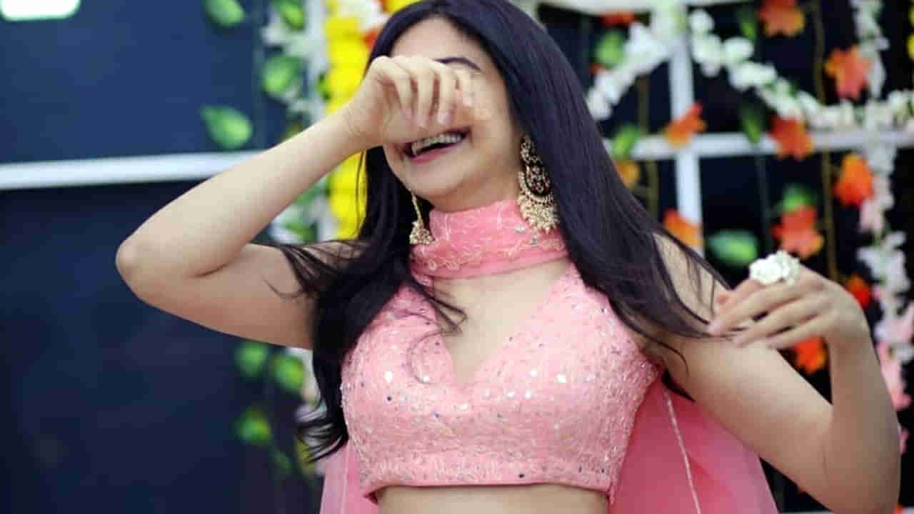 Tollywood: నవ్వుతోనే కుర్రాళ్ల హార్ట్ బ్రేక్ చేస్తోన్న హీరోయిన్.. ఈ బ్యూటీ ఎవరో గుర్తుపట్టండి..