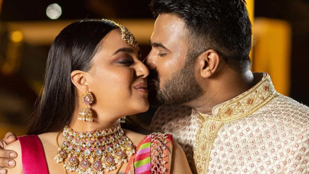 అదే సమయంలో, నటి స్వర భాస్కర్ కూడా సమాజ్ వాదీ పార్టీ నాయకుడికి ప్రేమించింది. స్వర భాస్కర్ ఈ ఏడాది ఫహద్ అహ్మద్ను వివాహం చేసుకుంది. ముందుగా రిజిస్టర్ వివాహం చేసుకున్నారు. తర్వాత ఈ జంట మొదట హిందూ, ముస్లిం సంప్రదాయాల ప్రకారం వివాహం చేసుకున్నారు.