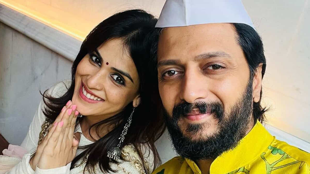 బొమ్మరిల్లు, హ్యాపీ వంటి సినిమాల్లో అల్లరిపిల్లగా నటించి ఆకట్టుకున్న జెనీలియా నటుడు రితేష్ని ప్రేమించి పెళ్లి చేసుకుంది. రితేష్ దేశ్ ముఖ్ నాయకుడు విలాస్రావ్ దేశ్ముఖ్ కుమారుడు..బాలీవుడ్ నటుడు