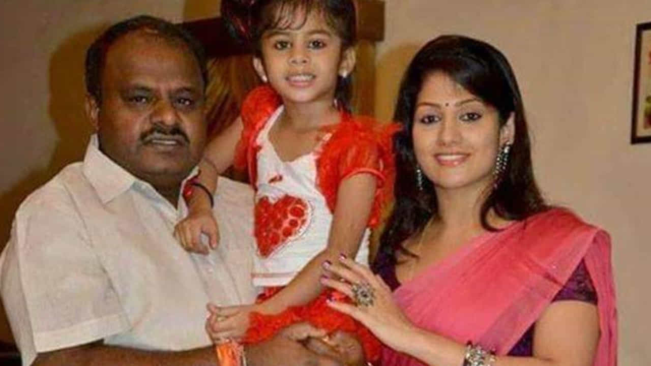 రాధికా కుమారస్వామి- హెచ్డి కుమారస్వామి కన్నడ స్టార్ రాధికా కుమారస్వామి 2006లో కర్ణాటక మాజీ ముఖ్యమంత్రి హెచ్డి కుమారస్వామిని వివాహం చేసుకున్నారు.