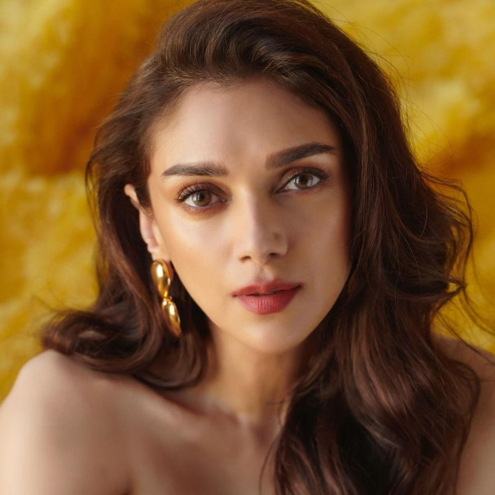 చెలియా సినిమాతో ప్రేక్షకులకు పరిచయం అయిన బ్యూటీ అదితిరావ్ హైదరి. మొదటి సినిమాతోనే ప్రేక్షకులను ఆకట్టుకుంది ఈ చిన్నది. అందం అభినయం తో ఆకట్టుకున్న ఈ బ్యూటీ సోషల్ మీడియాలో యాక్టీవ్ గా ఉండు ఫొటోస్ షేర్ చేస్తూ అందరిని ఆకట్టుకుంటుంది.తాజా ఫొటోస్ మరోసారి ఎట్ట్రాక్టీవ్ చేస్తున్నాయి.