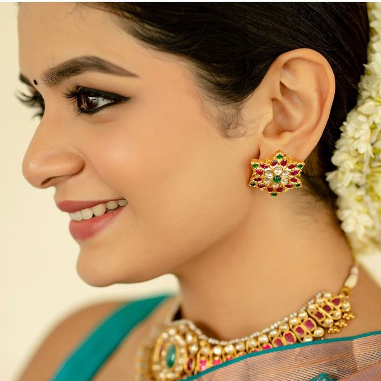 డైరెక్టర్ శంకర్ చిత్రాలకు తెలుగులోనూ అభిమానులు ఉన్నారు. ఆయన తెరకెక్కించిన చిత్రాలు తమిళంతోపాటు.. తెలుగు ప్రేక్షకులను మెప్చించాయి . ప్రస్తుతం రామ్ చరణ్ తో గేమ్ ఛేంజర్ అనే సినిమా చేస్తున్నారు.