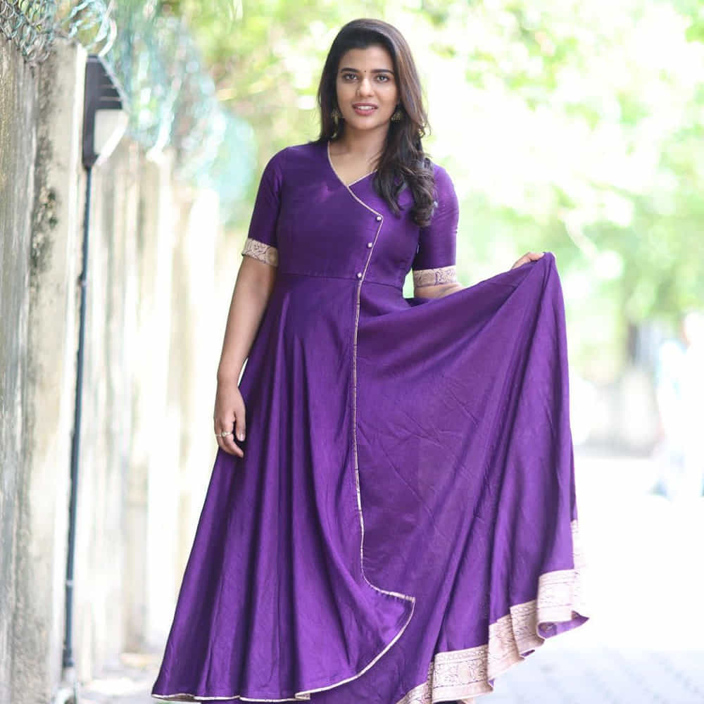 తెలుగమ్మాయి అయినప్పటికీ తమిళ ఇండస్ట్రీలో హీరోయిన్ గా ఎంట్రీ ఇచ్చి పేరుతెచ్చుకుంది ఐశ్వర్య రాజేష్. తరువాత తెలుగులోనూ హీరోయిన్ గా నటించింది ఈ బ్యూటీ. కౌశల్య కృష్ణమూర్తి అనే సినిమాతో తెలుగులోకి అడుగు పెట్టింది ఈ భామ. ఆ తరువాత వరల్డ్ ఫేమస్, టక్ జగదీష్ సినిమాలతో అలరించింది ఈ భామ. ఇక ఇప్పుడు వరుస సినిమాలతో ఫుల్ బిజీగా గడుపుతోంది. తాజా ఈమె షేర్ చేసిన ఫొటోస్ ఎట్రాక్ట్ చేస్తున్నాయి.