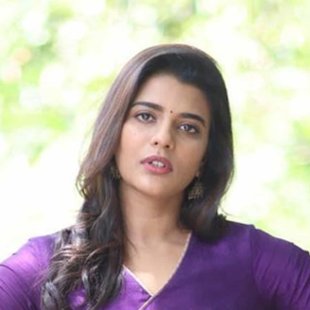 తెలుగమ్మాయి అయినప్పటికీ తమిళ ఇండస్ట్రీలో హీరోయిన్ గా ఎంట్రీ ఇచ్చి పేరుతెచ్చుకుంది ఐశ్వర్య రాజేష్. తరువాత తెలుగులోనూ హీరోయిన్ గా నటించింది ఈ బ్యూటీ. కౌశల్య కృష్ణమూర్తి అనే సినిమాతో తెలుగులోకి అడుగు పెట్టింది ఈ భామ. ఆ తరువాత వరల్డ్ ఫేమస్, టక్ జగదీష్ సినిమాలతో అలరించింది ఈ భామ. ఇక ఇప్పుడు వరుస సినిమాలతో ఫుల్ బిజీగా గడుపుతోంది. తాజా ఈమె షేర్ చేసిన ఫొటోస్ ఎట్రాక్ట్ చేస్తున్నాయి.