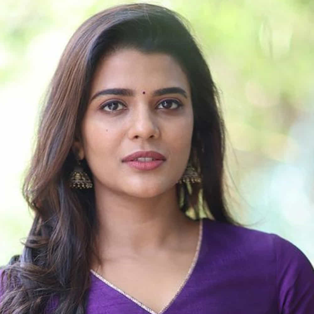 తెలుగమ్మాయి అయినప్పటికీ తమిళ ఇండస్ట్రీలో హీరోయిన్ గా ఎంట్రీ ఇచ్చి పేరుతెచ్చుకుంది ఐశ్వర్య రాజేష్. తరువాత తెలుగులోనూ హీరోయిన్ గా నటించింది ఈ బ్యూటీ. కౌశల్య కృష్ణమూర్తి అనే సినిమాతో తెలుగులోకి అడుగు పెట్టింది ఈ భామ. ఆ తరువాత వరల్డ్ ఫేమస్, టక్ జగదీష్ సినిమాలతో అలరించింది ఈ భామ. ఇక ఇప్పుడు వరుస సినిమాలతో ఫుల్ బిజీగా గడుపుతోంది. తాజా ఈమె షేర్ చేసిన ఫొటోస్ ఎట్రాక్ట్ చేస్తున్నాయి.