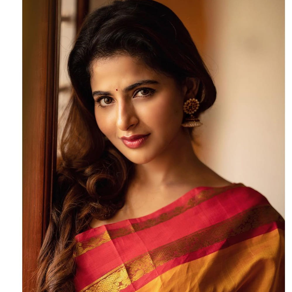 టీనేజ్ లోనే ఈ బ్యూటీ కోలీవుడ్ ఎంట్రీ ఇచ్చింది. చక్కని కనుముక్కుతీరుతో ఆకట్టుకున్న ఈ సుందరి, కోలీవుడ్ లో ఒక రేంజ్ లో దూసుకుపోతుందని అనుకున్నారు.