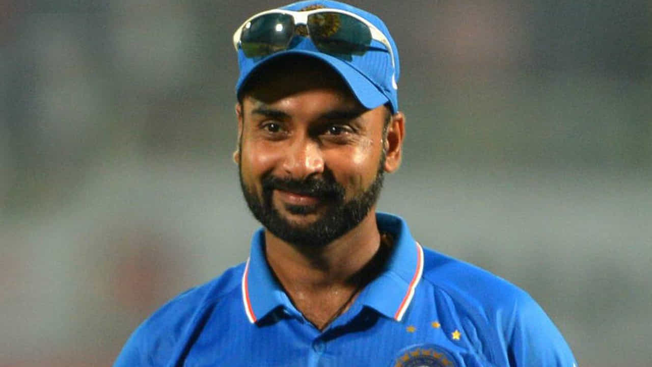 2. అమిత్ మిశ్రా: ఒకప్పుడు భారత క్రికెట్ జట్టులో అమిత్ మిశ్రా పేరు గురించి చాలా చర్చ జరిగింది. ఈ లెగ్ స్పిన్నర్ చాలా బాగా బౌలింగ్ చేశాడు. కానీ, అప్పటి కెప్టెన్ మహేంద్ర సింగ్ ధోనీ.. అమిత్ మిశ్రాకు ఇవ్వాల్సిన అవకాశాలు ఇవ్వలేదు. అమిత్ మిశ్రా భారత క్రికెట్ జట్టుకు మూడు ఫార్మాట్లలో బౌలింగ్ చేశాడు. ఆస్ట్రేలియాతో జరిగిన టెస్టులో అమిత్ అరంగేట్రం చేశాడు. అమిత్ మిశ్రా 22 టెస్టుల్లో 76 వికెట్లు తీశాడు. అదే సమయంలో, అమిత్ మిశ్రా 2003లో దక్షిణాఫ్రికాపై వన్డేల్లో అరంగేట్రం చేశాడు. అమిత్ మిశ్రా 36 వన్డేల్లో 4.73 ఎకానమీ రేటుతో 64 వికెట్లు పడగొట్టాడు. అమిత్ మిశ్రా 10 టీ20 మ్యాచ్ల్లో 16 వికెట్లు తీశాడు. అయితే కెప్టెన్లు తగినంత అవకాశాలు ఇవ్వని దురదృష్టకర ఆటగాళ్ల జాబితాలో ఈ ఆటగాడు చేరాడు.